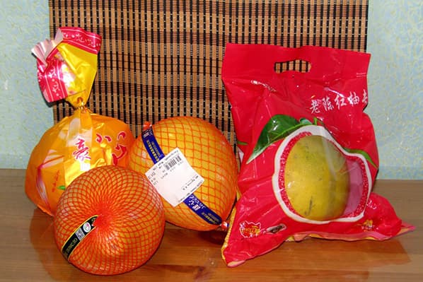 Pomelo di frutta proveniente da diversi punti vendita