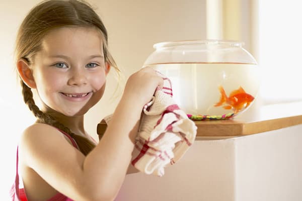 فتاة مع حوض السمك
