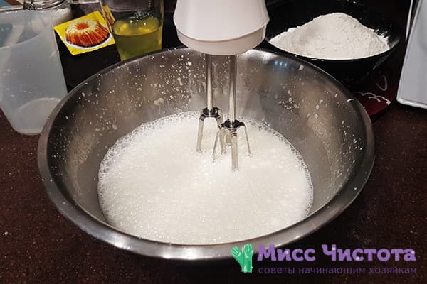 Å slå eggeplommer med sukker og melk