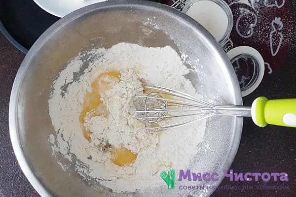 Добавяне на яйца към брашното