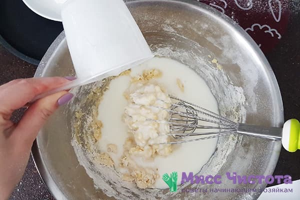 Додавање кефира у брашно и јаја