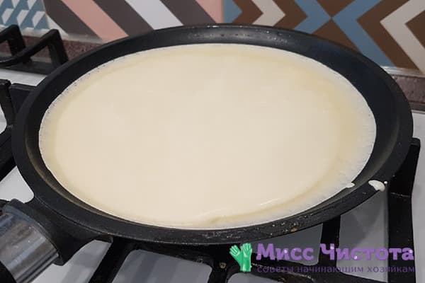 Pancake bột trong chảo