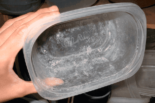 Plastová nádoba po umytí v umývačke riadu