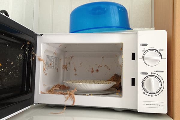 Mâncarea a explodat în cuptorul cu microunde