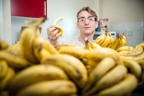 Ung man med bananer