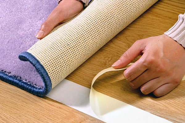 Protiskluzový koberec s maskovací páskou