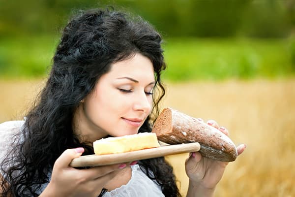 Fată cu pâine proaspătă