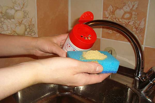 Pranje posuđa s senfom