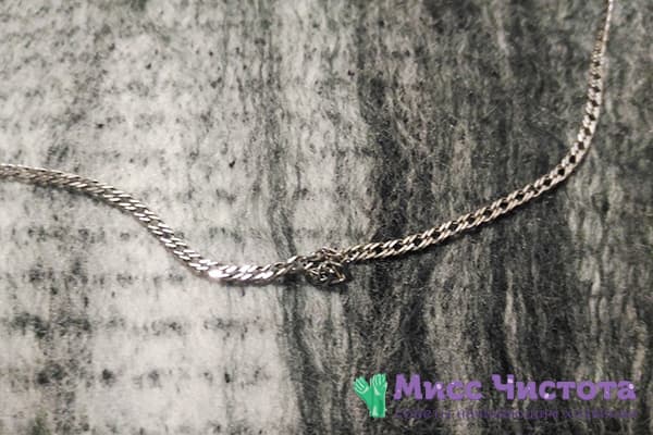 Knoten an einer Silberkette