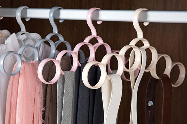 Hangers met ringen voor riemen
