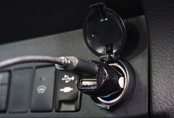 Charge your phone with a cigarette lighter in a car