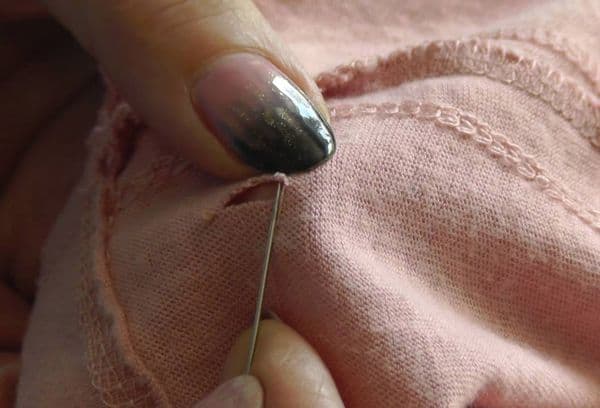 Een gat naaien met een naald