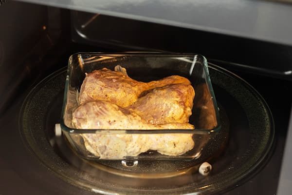 Stek kyllingben i mikrobølgeovn