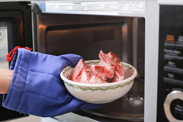 Optøning af kød i mikrobølgeovnen