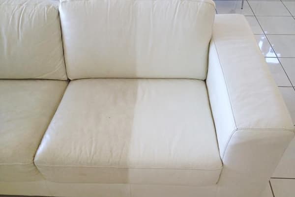 Nililinis ang isang light eco-leather sofa