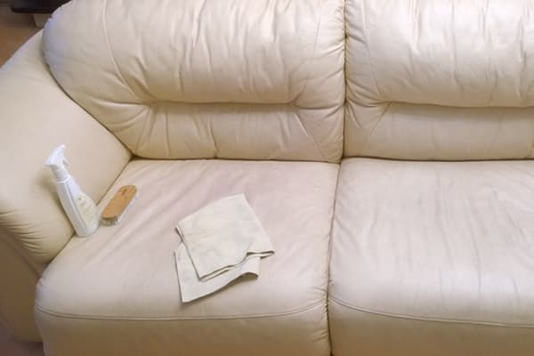 Membersihkan sofa kulit yang cerah