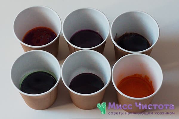 Razrijeđene boje hrane u šalicama