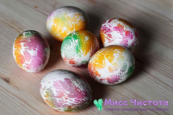 Huevos de Pascua manchados con servilletas y colorante alimentario