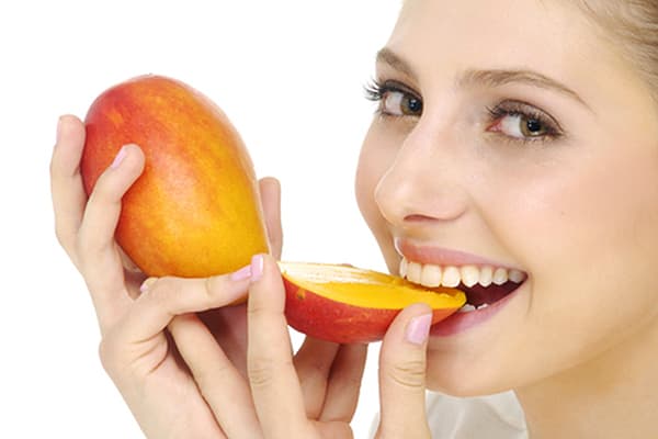 Pige spiser mango
