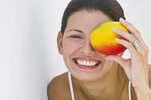 Fată cu fructe de mango
