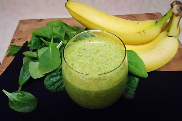 Frugt og grøntsagssmoothie med spinat og banan