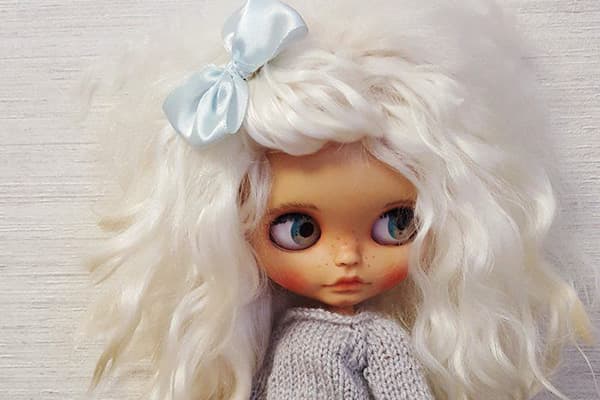 Bambola con capelli artificiali