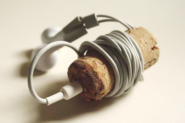 Conservare le cuffie su un tappo di vino
