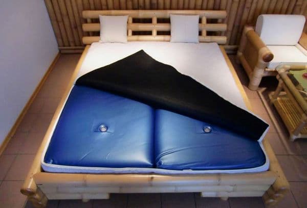 krevet s vodenim krevetom