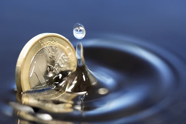 Moneda cayendo al agua
