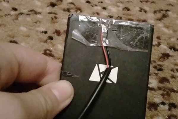 Nabíjení telefonu pomocí odizolovaného dvouvodičového kabelu