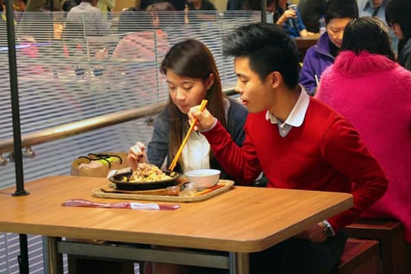 Aziaten eten van hetzelfde bord