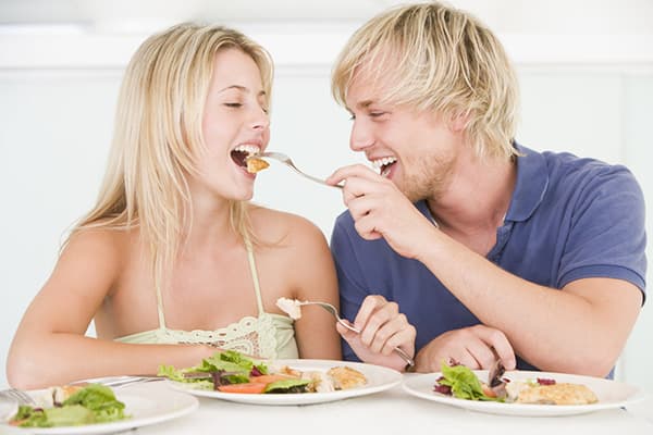 Paret äter från samma platta