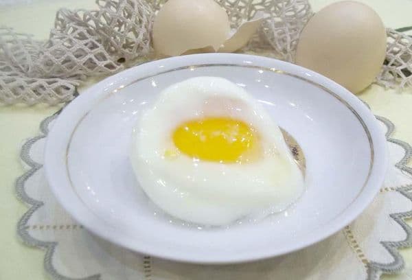 Huevo escalfado en un plato