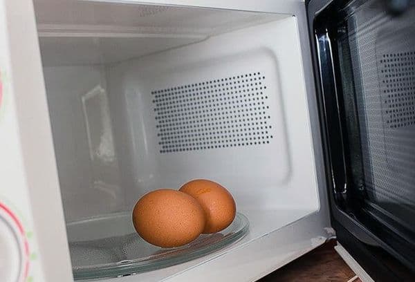 Dalawang itlog sa microwave