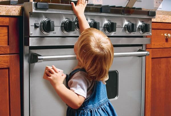 ילדה קטנה ליד התנור