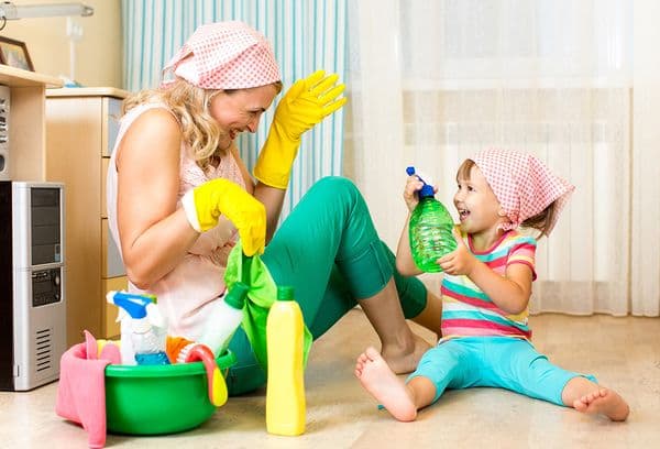 تنظيف المفاصل مع طفل
