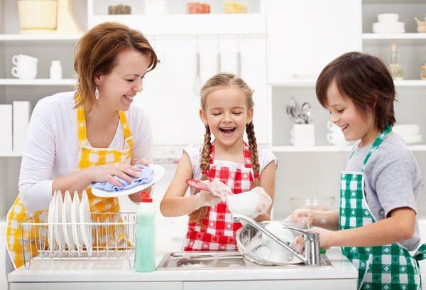 As crianças ajudam a mãe na cozinha