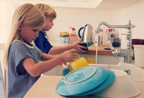 Kinderen wassen de afwas