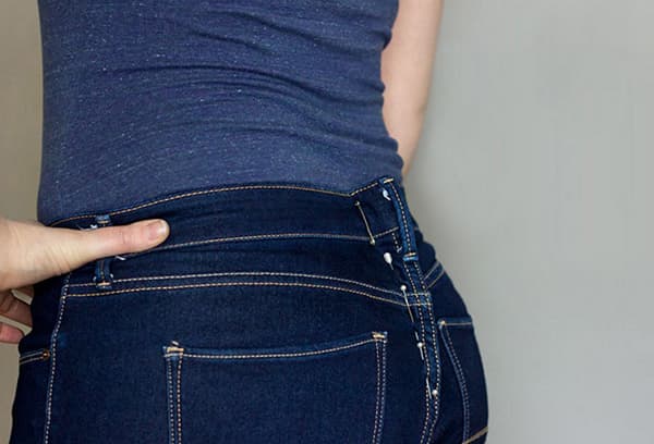 Imbastitura per cucire jeans nella cintura