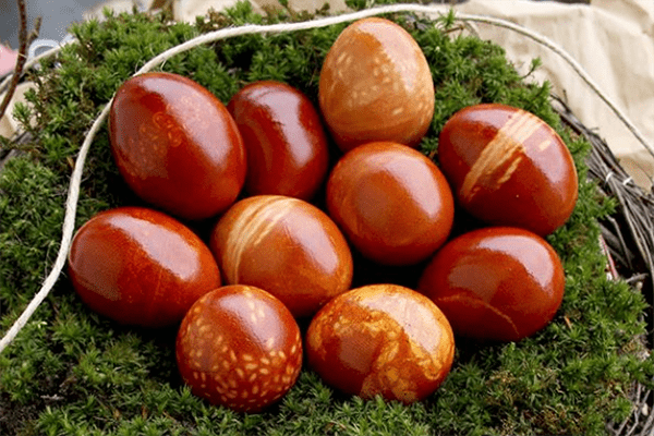 İplik ve pirinç kullanarak soğan kabuğuyla boyanmış yumurtalar