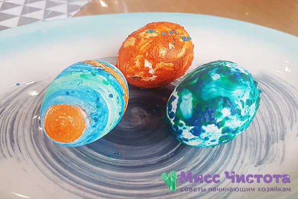Uova colorate in cera