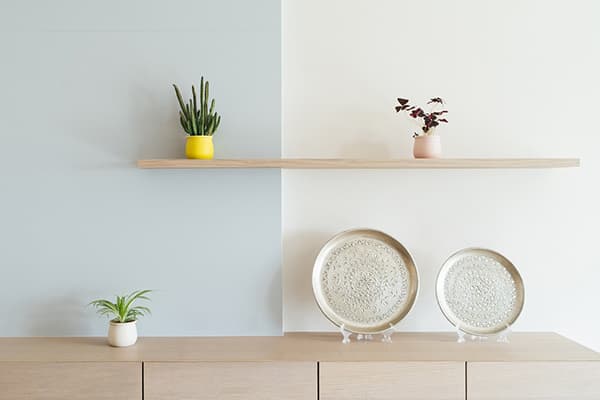 Planken in een minimalistisch interieur.