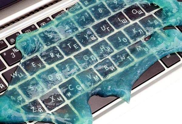 تنظيف لوحة المفاتيح