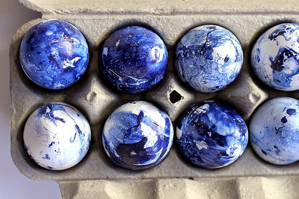 Velikonoční vejce s modrými skvrnami