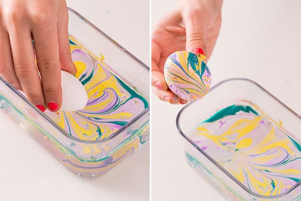 Оцветяване на яйца с вода и лак за нокти