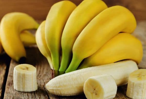 Zralé banány na stole