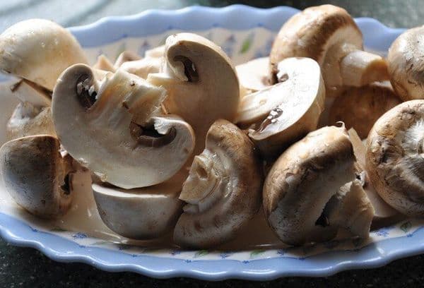 cogumelos picados em um prato
