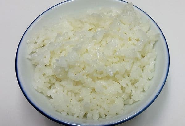 gekookte brokkelige rijst