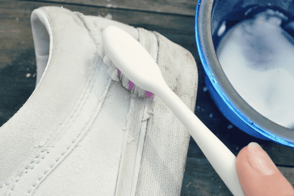 Kumaş spor ayakkabı temizliği