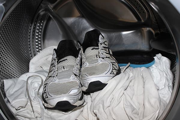 Scarpe da ginnastica in un cestello della lavatrice